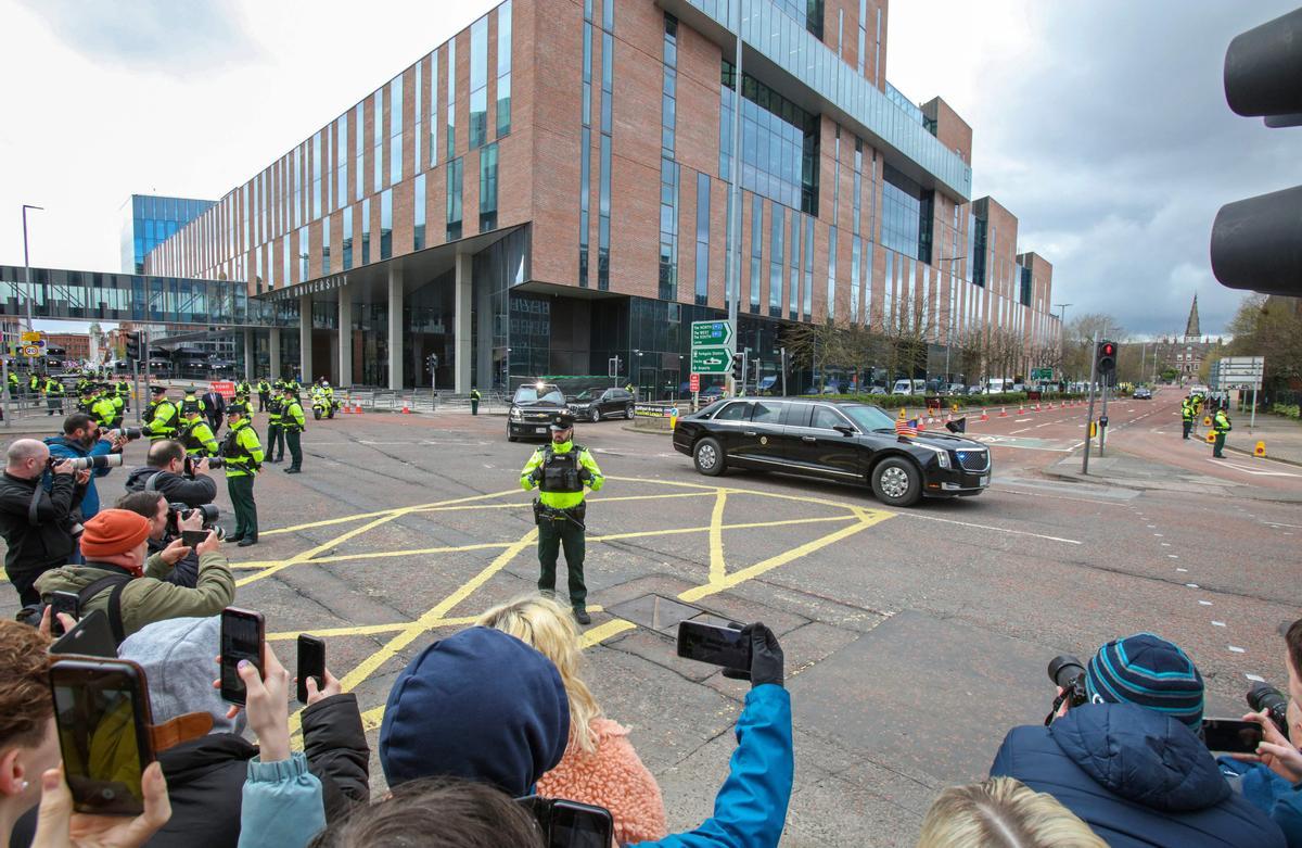 La caravana del presidente estadounidense Joe Biden, encabezada por La Bestia, en la Universidad de Ulster de Belfast.