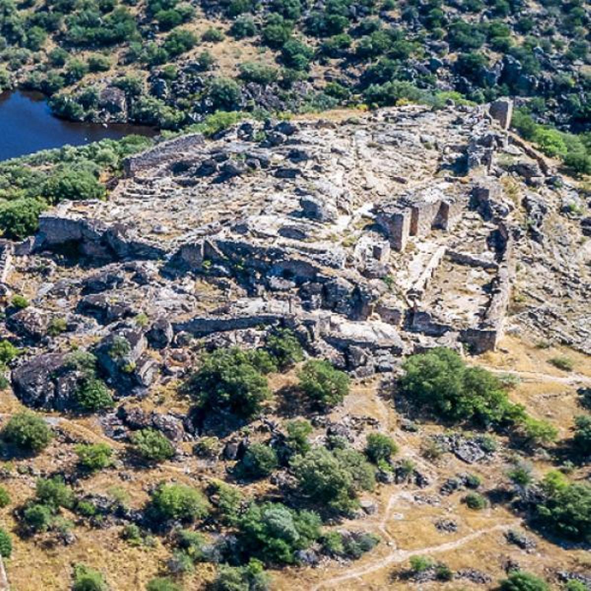 La Ciudad de Vascos no impresiona solo por su antigüedad, sino por la forma en que el terreno y la arqueología siguen encajando uno sobre otro