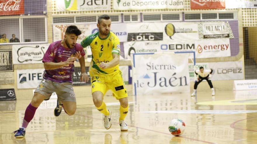 Catela corre hacia el balón perseguido por Mauricio.