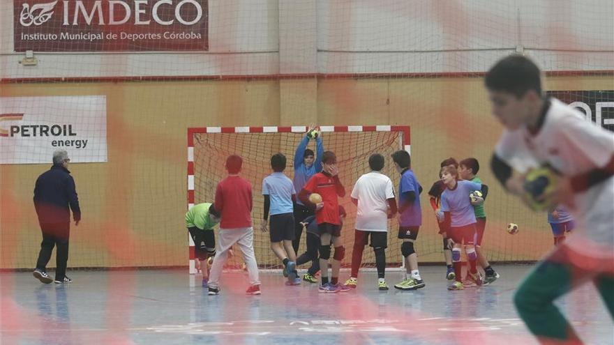 Unos niños juegan al fútbol sala en una sala deportiva del Imdeco.