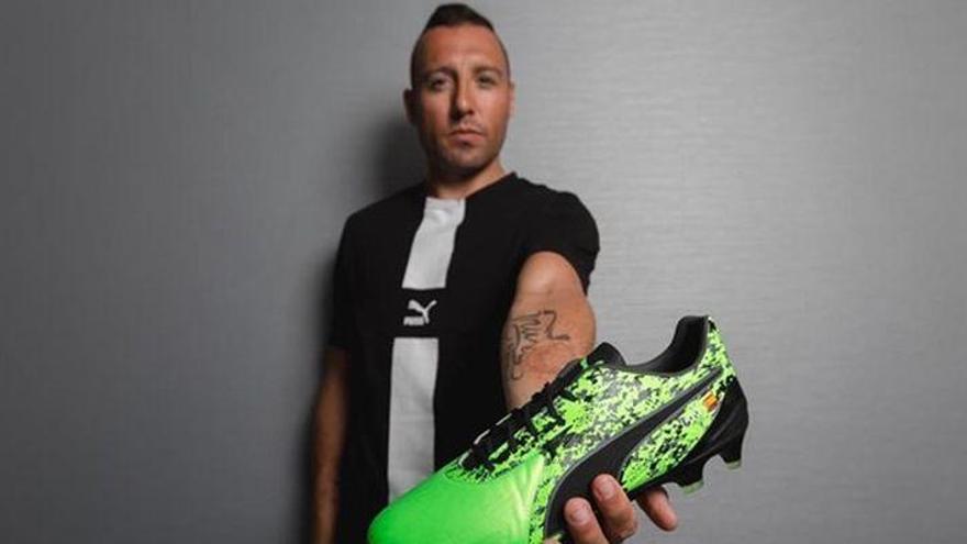 Santi Cazorla estrenará botas con dedicatoria especial