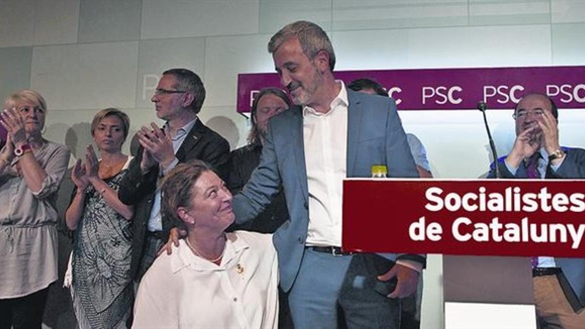Jaume Collboni consuela a una militante anoche en la sede del PSC.