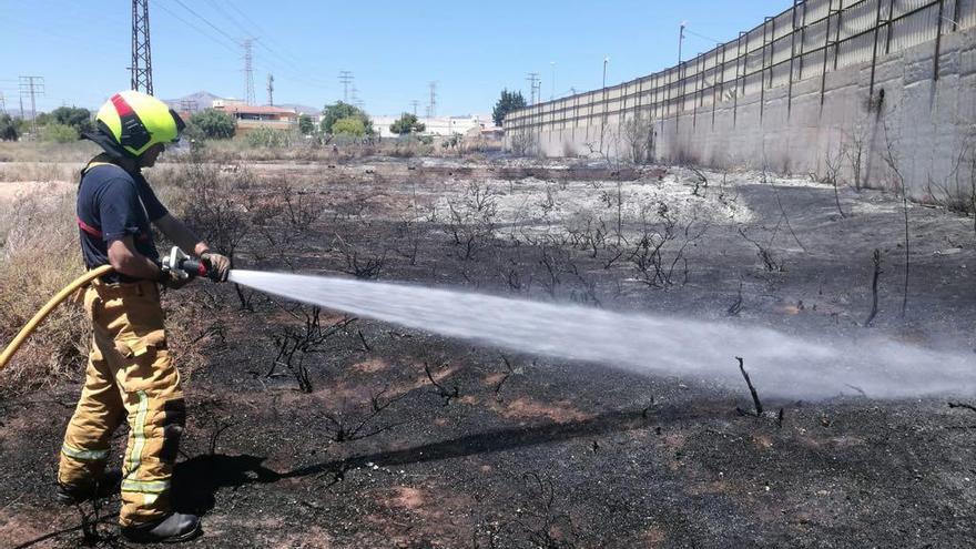 Los bomberos evitan que un incendio afecte las cocheras de autocares Santa Faz