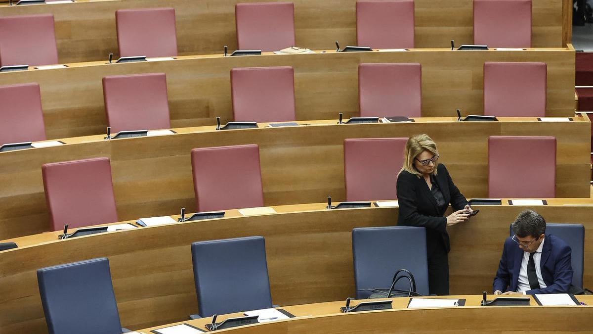 El presidente de la Generalitat, Carlos Mazón, junto a la vicepresidenta Susana Camarero, este viernes en las Cortes.