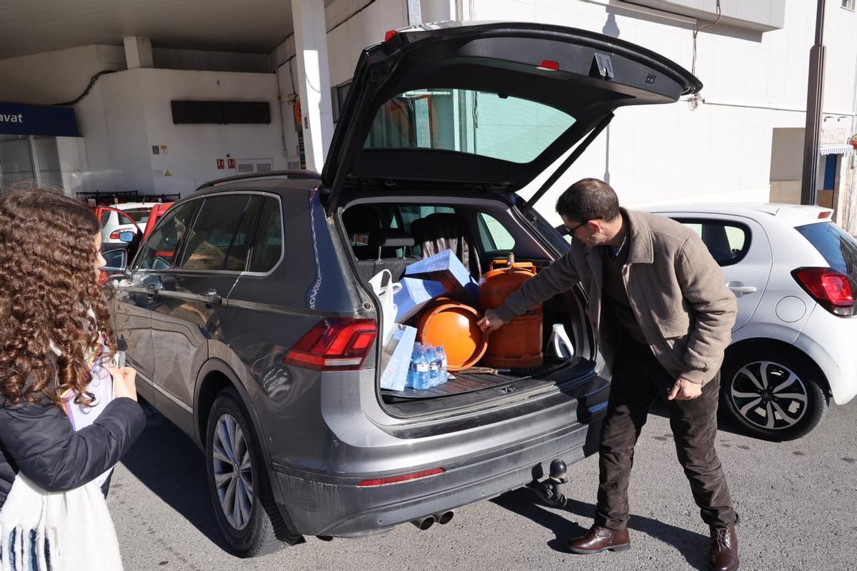 Un hombre este jueves con dos botellas vacías en Alcoy, tras cuatro días buscando butano