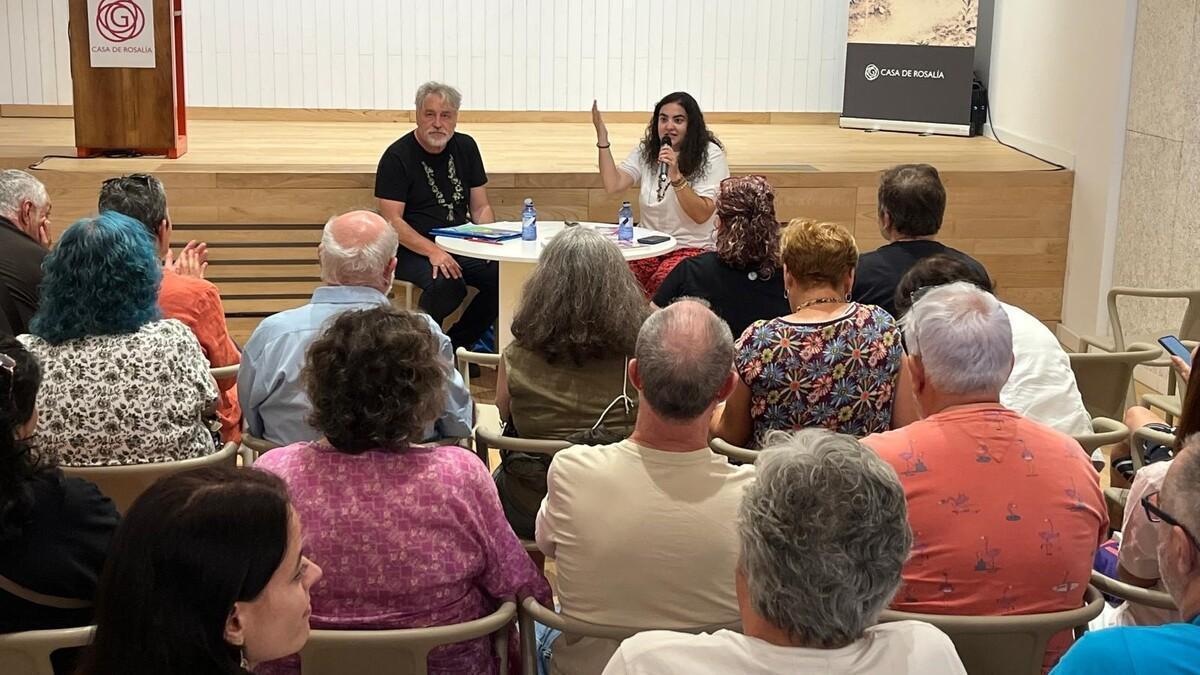 Manuel Rivas, de frente á esquerda, a carón da xornalista Ana G. Liste na presentación da súa última novela ‘Tras do ceo’