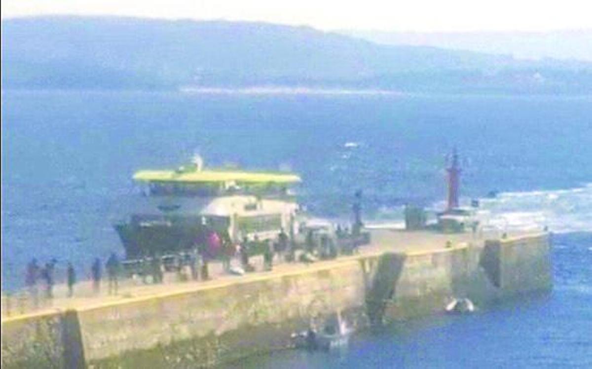 La secuencia de la arriesgada maniobra de llegada al muelle de Ons.