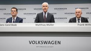 El presidente mundial del grupo Volkswagen, Matthias Müller, en el centro, en Berlín.