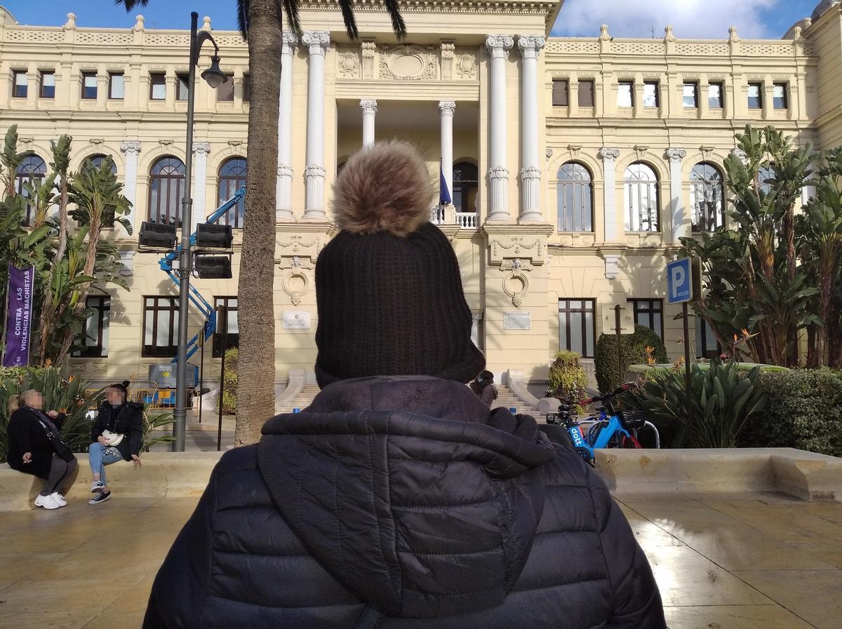 La joven, ayer, delante del Ayuntamiento.