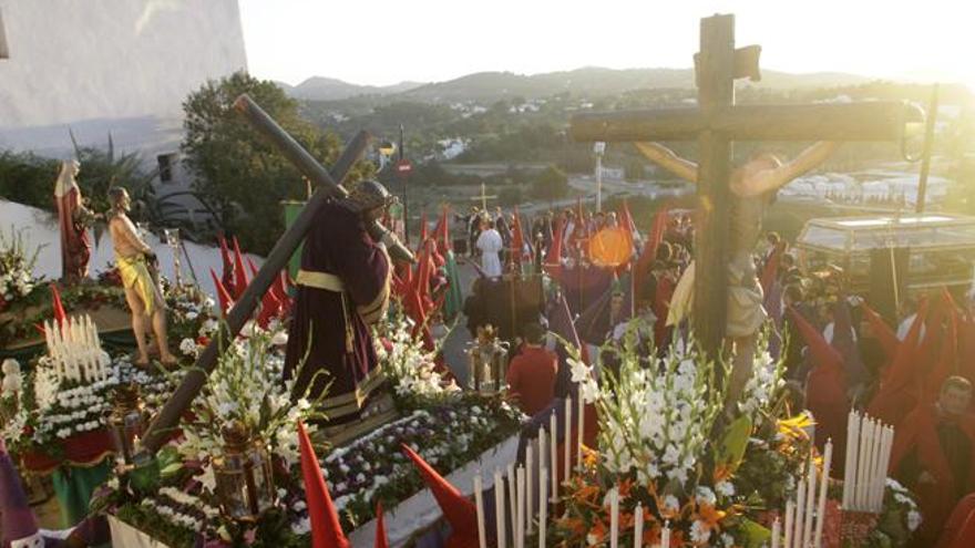 Las imágenes de la procesión, preparadas a los pies de la iglesia.