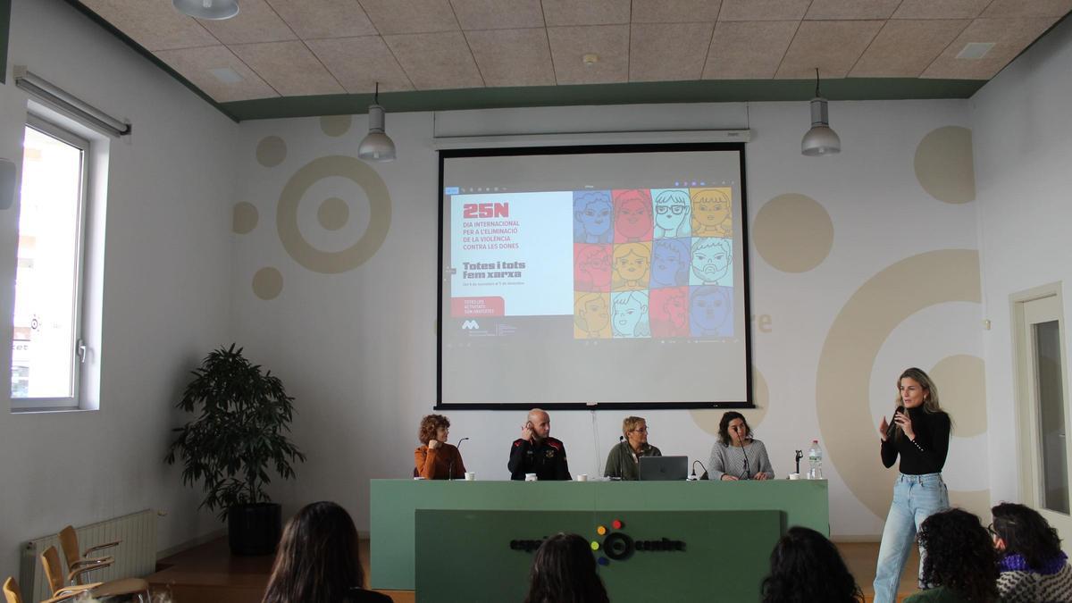 Carner presentant la taula composta (d'esquerra a dreta) per Conxita Garrido, Assumpta Perlas, Rubèn Rubio i Mireia Prat