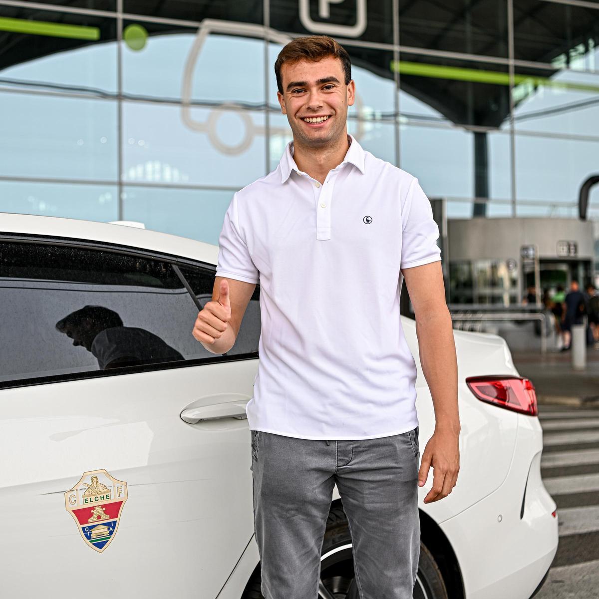 Álvaro Núñez, a su llegada al aeropuerto Alicante-Elche &quot;Miguel Hernández&quot;, donde lo recogió un coche oficial del Elche