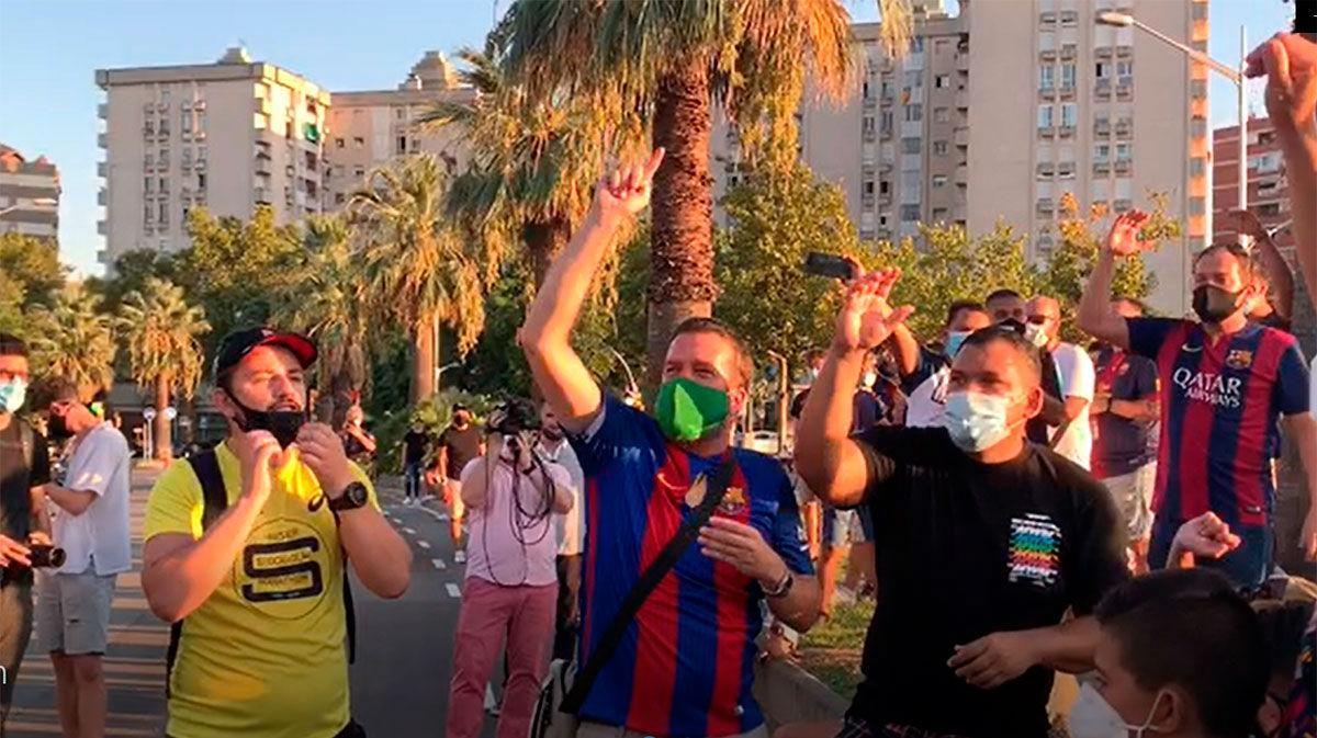 La afición culé vuelve a manifestarse en los aledaños del Camp Nou tras la decisión de Messi