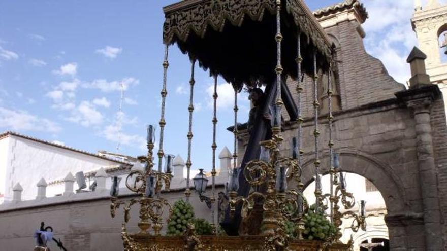 El Nazareno de la Sangre es el único Cristo que procesiona bajo palio en la Semana Santa.