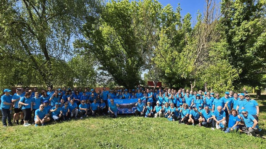 Caixabank organitza a Manresa una neteja de la llera del Cardener amb voluntaris