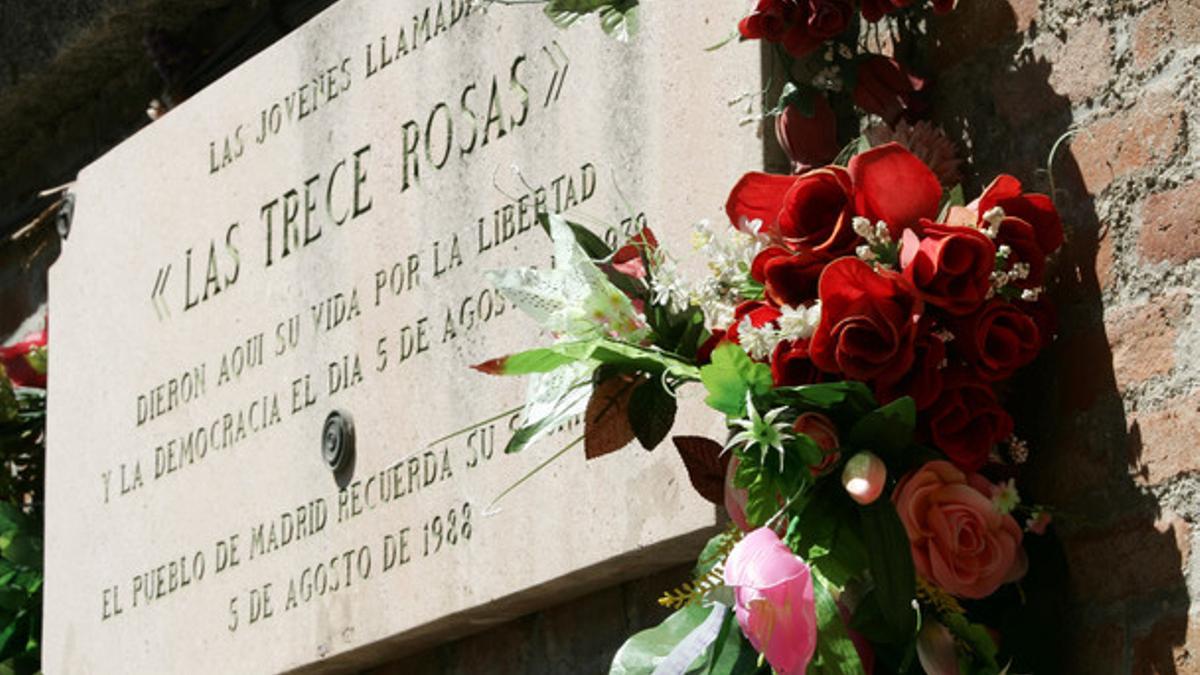 Placa conmemorativa en memoria de las Trece Rosas, en el cementerio de la Almudena de Madrid.