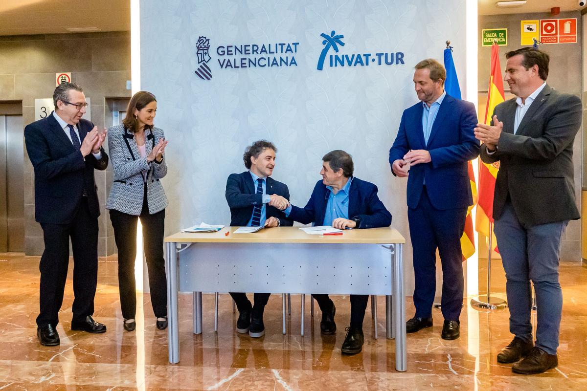 Un momento de la firma del convenio de este lunes en Benidorm.