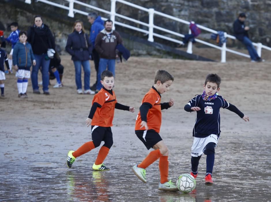 Torneo de Navidad de fútbol playa para niños en la playa de San Lorenzo