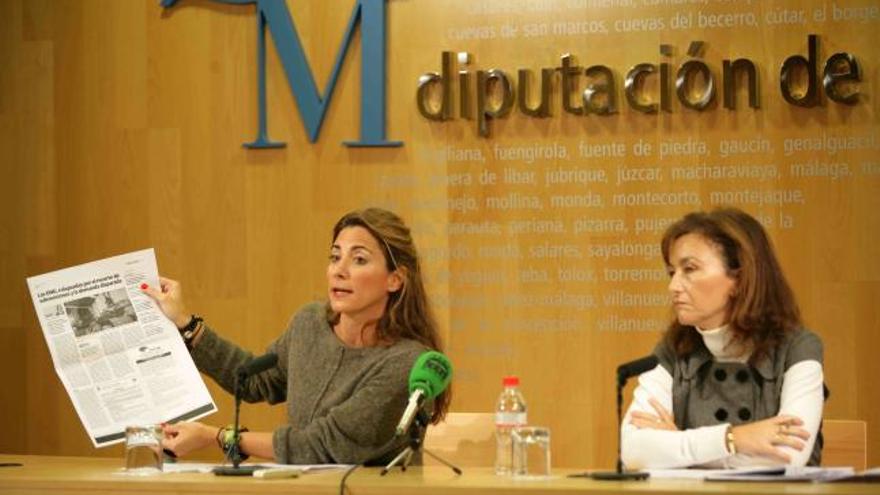 Ana Mata, acompañada por la diputada de Igualdad, Pilar Conde, en la rueda de prensa.