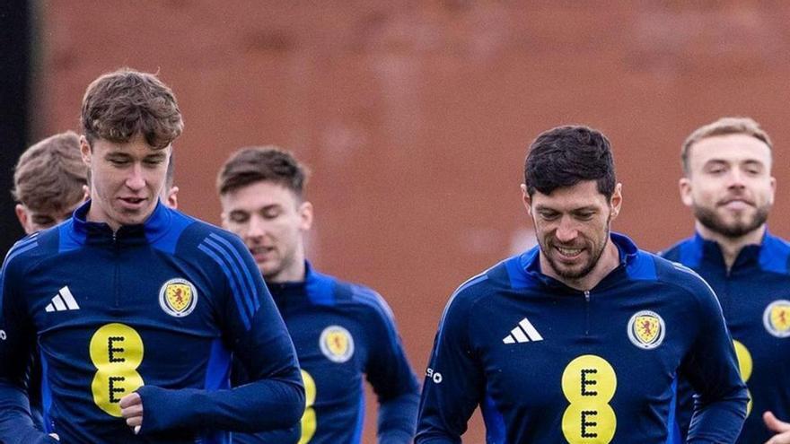 Scott McKenna entrenando ayer con compañeros en Escocia
