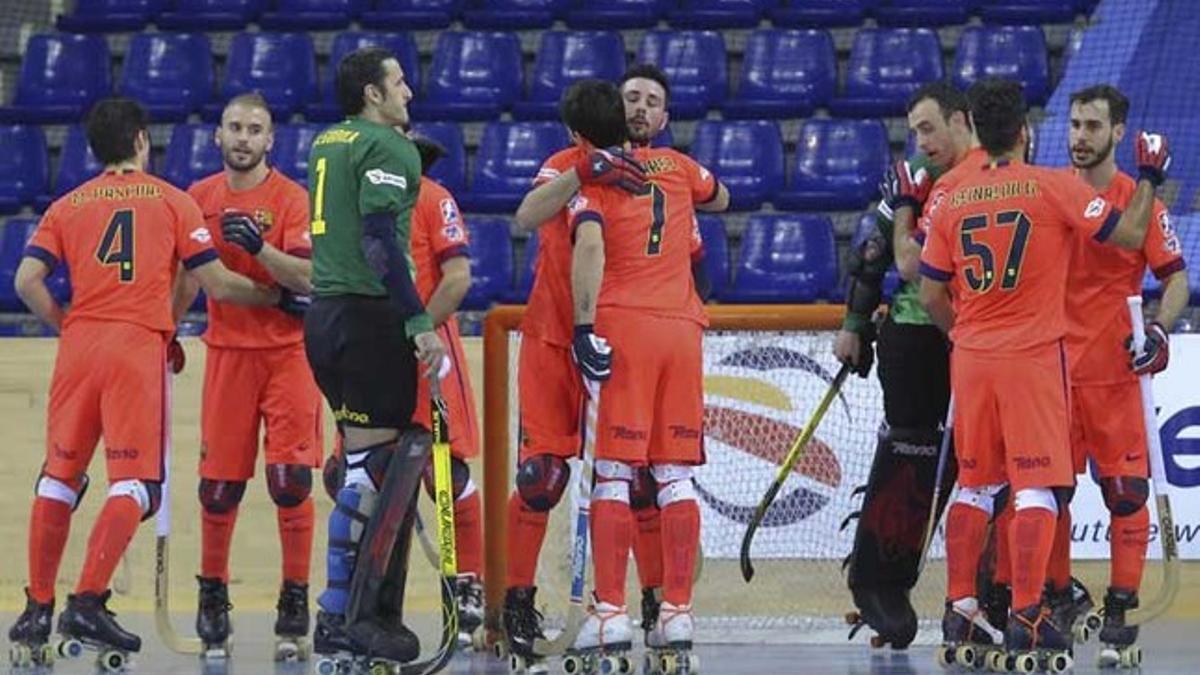 Los jugadores del Barça celebran el triunfo sobre el Vendrell en el Palau Blau Grana