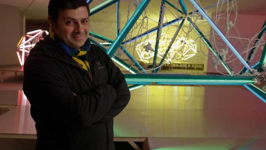 El artista Carlos Coronas posa junto a una de sus piezas artísticas, en el Centro Niemeyer.