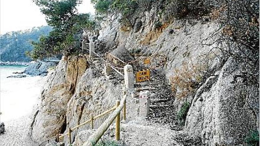 El tram de camí de Porto Pi, tallat amb una tanca que va instal·lar el Departament de Costes del Ministeri.