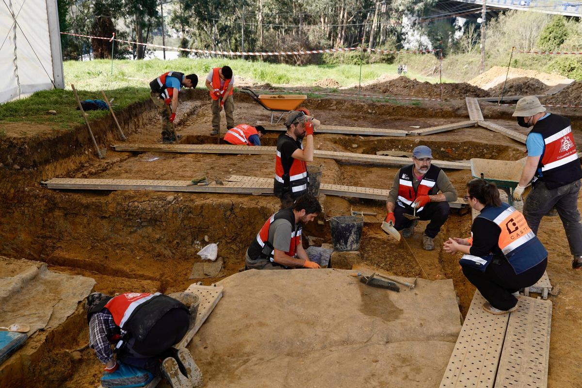 EN IMÁGENES: Hallan los restos de al menos seis víctimas en la fosa común de La Lloba