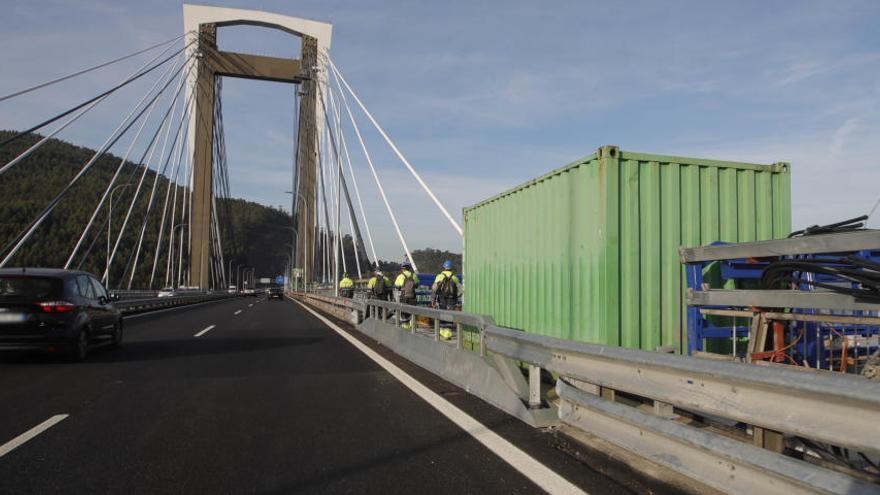 Operarios en el puente de Rande, la semana pasada // Ricardo Grobas