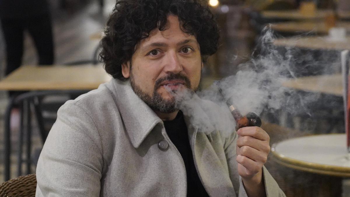 Miquel Bonet, incorrecte fins i tot en fotografia, on apareix fumant