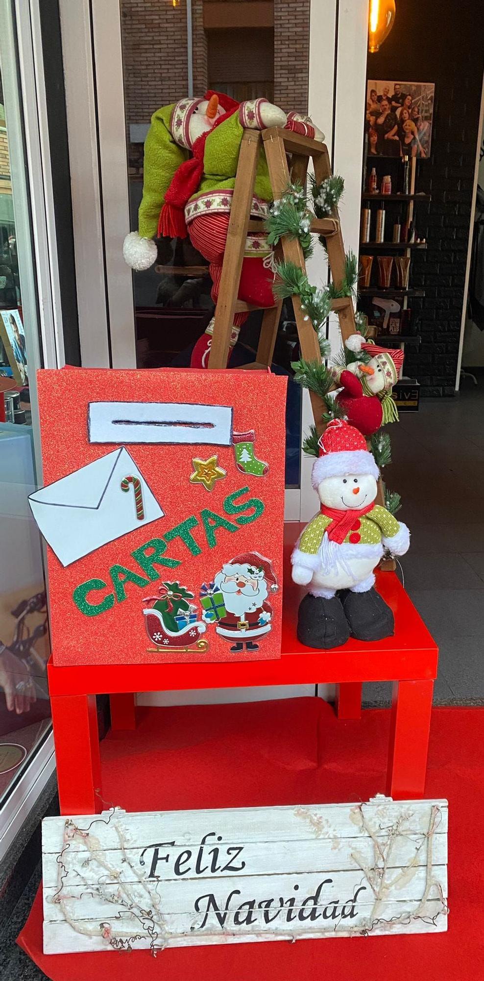 Los comerciantes de Laviana se vuelcan con la Navidad: instalan un centenar de buzones para recibir las cartas de los Reyes Magos y Papá Noel