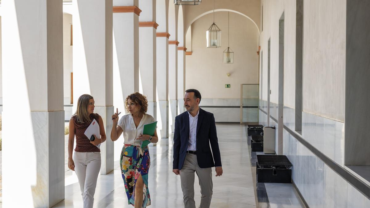 La secretaria general del PSOE-A y portavoz del grupo socialista, María Jesús Montero, acompañada por los miembros de su grupo parlamnetario María Márquez y Fernando López.
