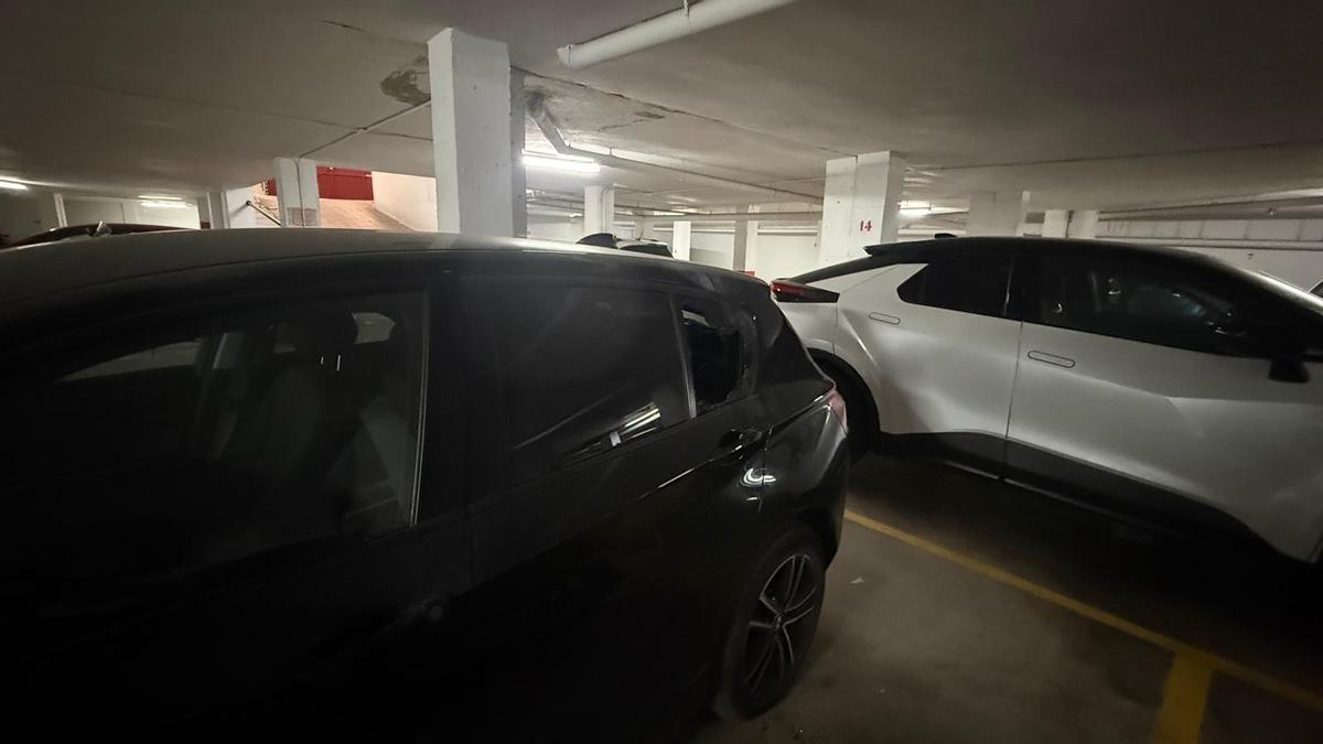 Más de 20 coches amanecen con las lunas rotas con un extintor en Murcia