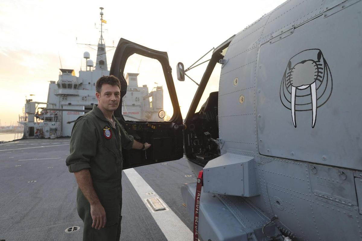 El capitán Jorge Castillo, vecino de Silla y natural de Torrent, es uno de los pilotos de los helicópteros embarcados en el 'Galicia'.