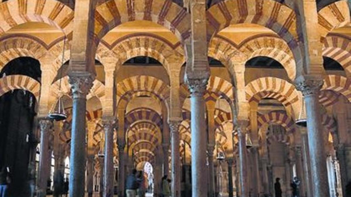 Unos turistas deambulan por el interior de la nave central de la Mezquita de Córdoba.