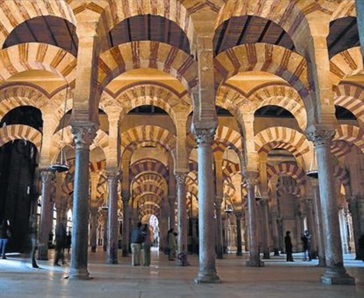 Patrimoni Mundial 8 Uns turistes deambulen per l’interior de la nau central de la Mesquita de Còrdova.