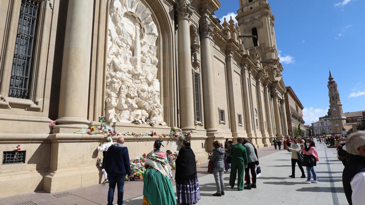 Ofrenda espontánea ante el frontal de Pablo Serrano en el Pilar, el año pasado.