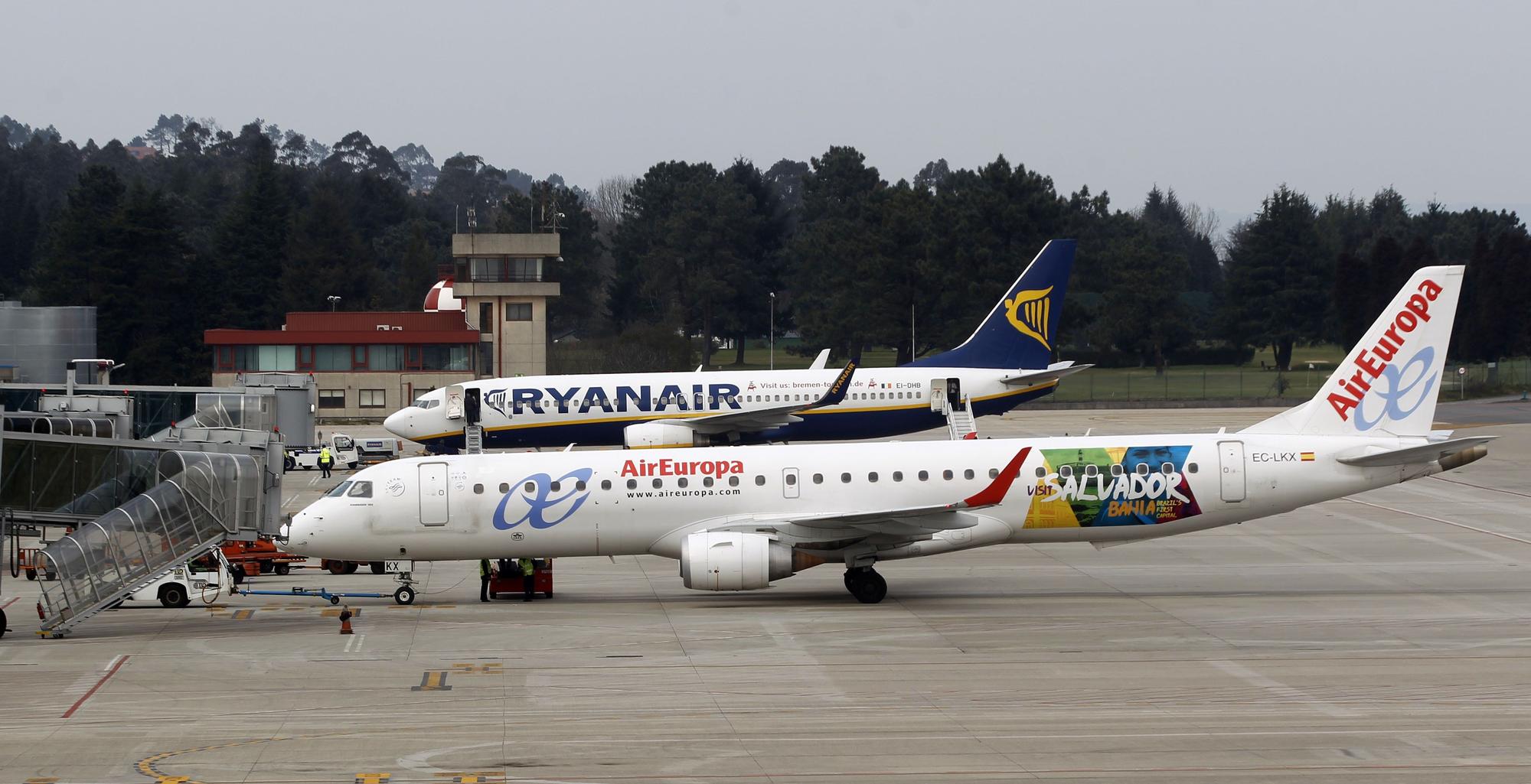 Un Embraer como los que Air Europa retirar ahora junto a una nave de Ryanair en Peinador en 2016.