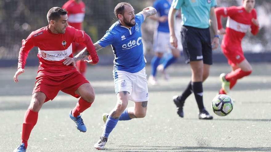 Un jugador del Gran Peña presiona a uno del La Guía durante el encuentro de ayer. // Alba Villar