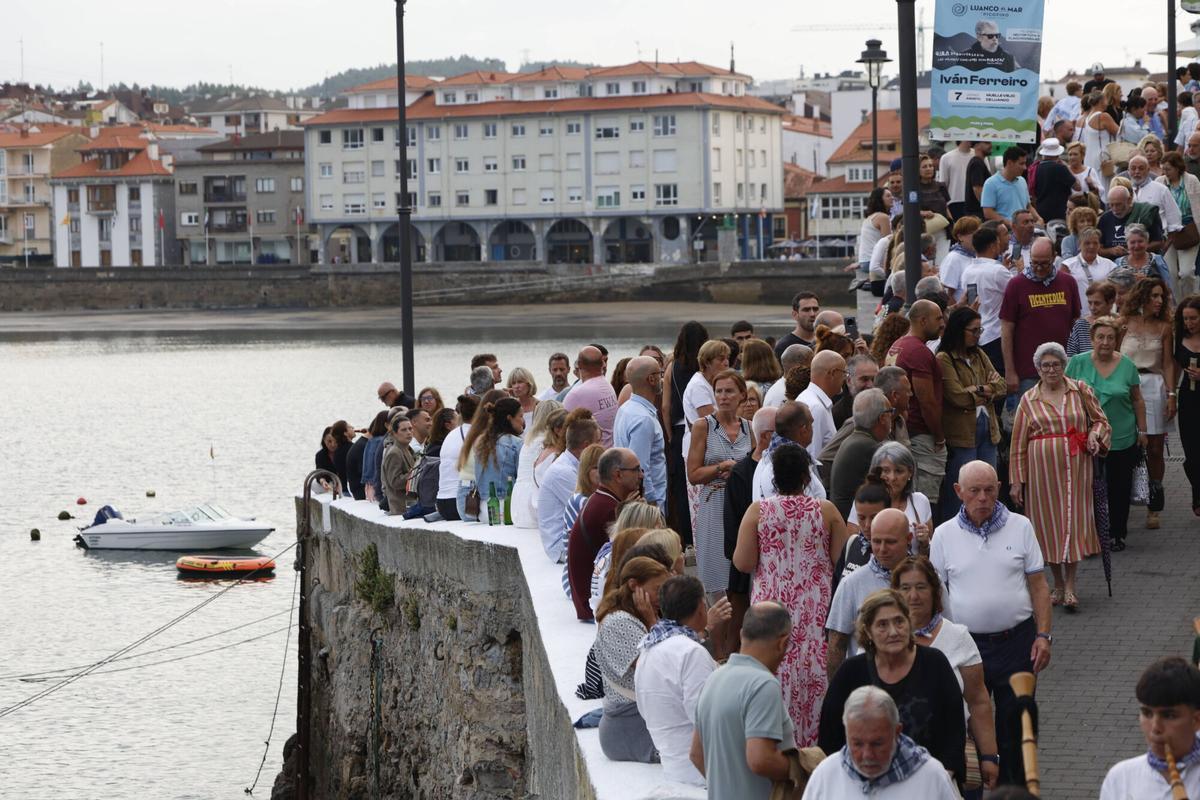 EN IMÁGENES: Pasacalles marinero por las fiestas del Carmen de Luanco.