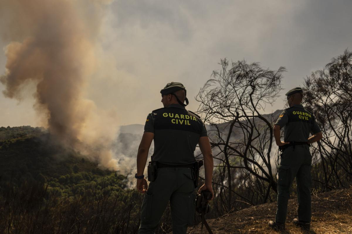 Agentes de la Guardia Civil, en el entorno afectado por este incendio.