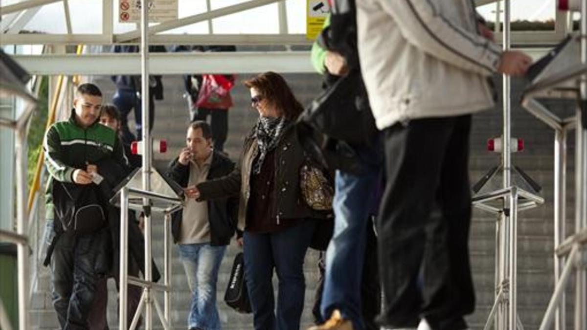 Varios trabajadores fichan al finalizar su turno laboral en la fábrica de Seat en Martorell.