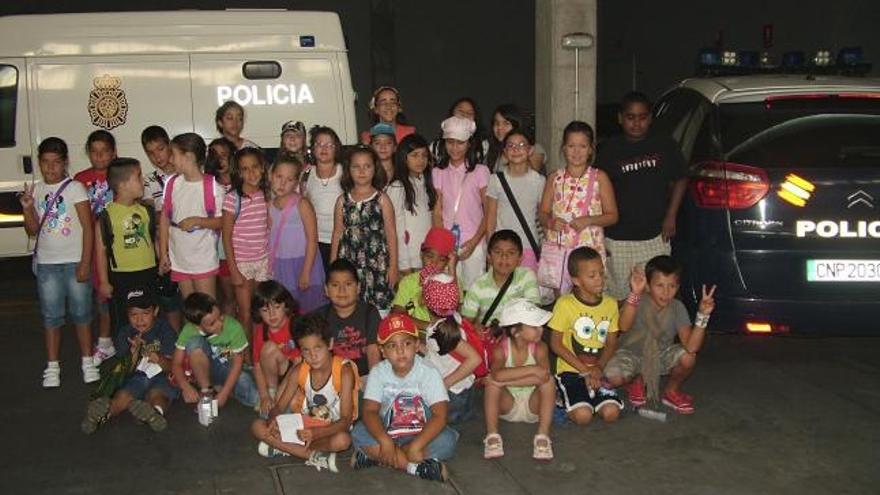 Los niños del campamento urbano visitan la Comisaría