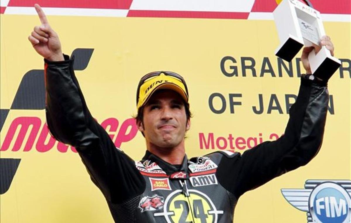 Elías, al podi de Motegi el 2010. Elías, al podi de Motegi el 2010.