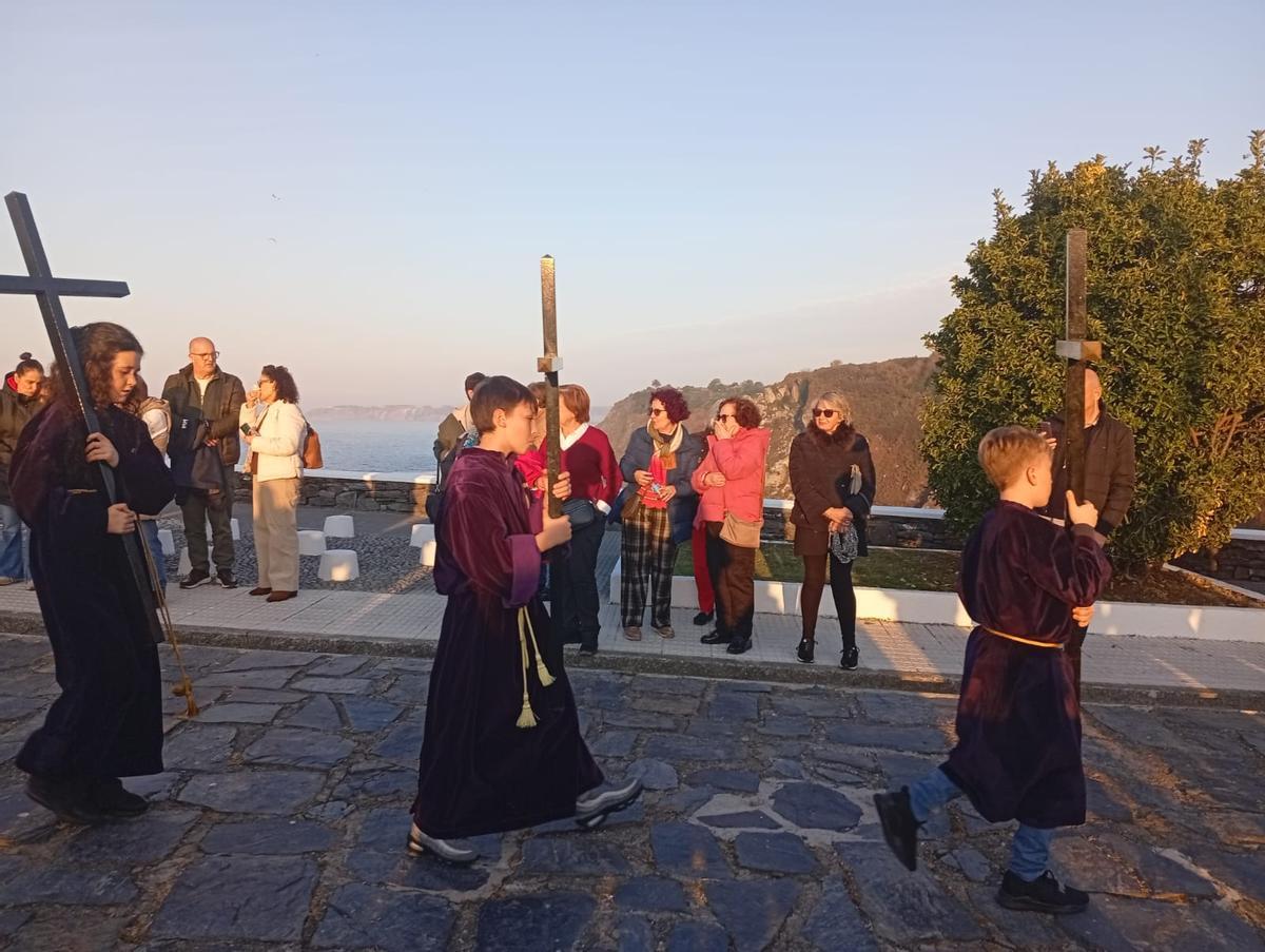 En imágenes: La procesión de bajada marca el inicio de la Semana Santa en Luarca