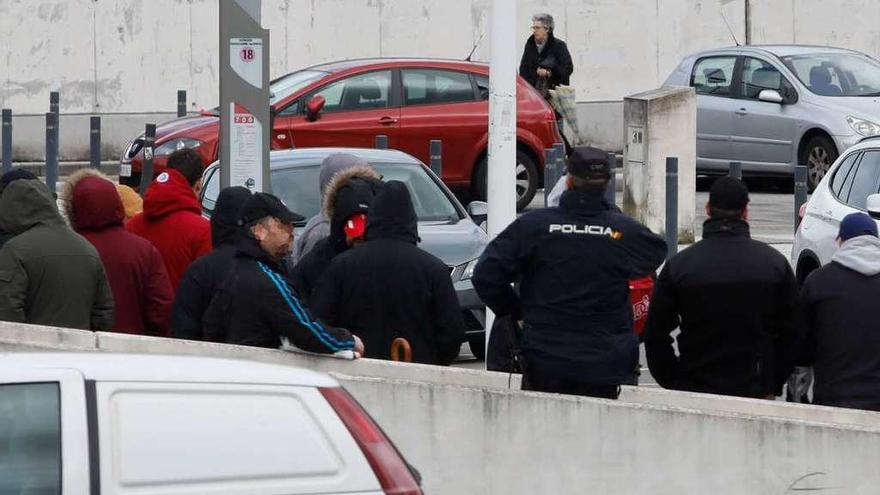 Agentes de la Policía Nacional identifican al grupo de jóvenes que el pasado miércoles acudió al Palacio de Justicia para apoyar a los detenidos.