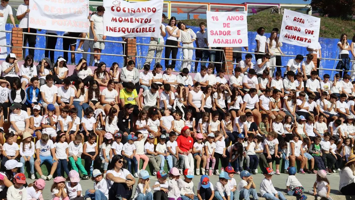 Rosa Isorna, cocinera del CPI Progreso, se jubila tras medio siglo alimentando a los niños en Catoira