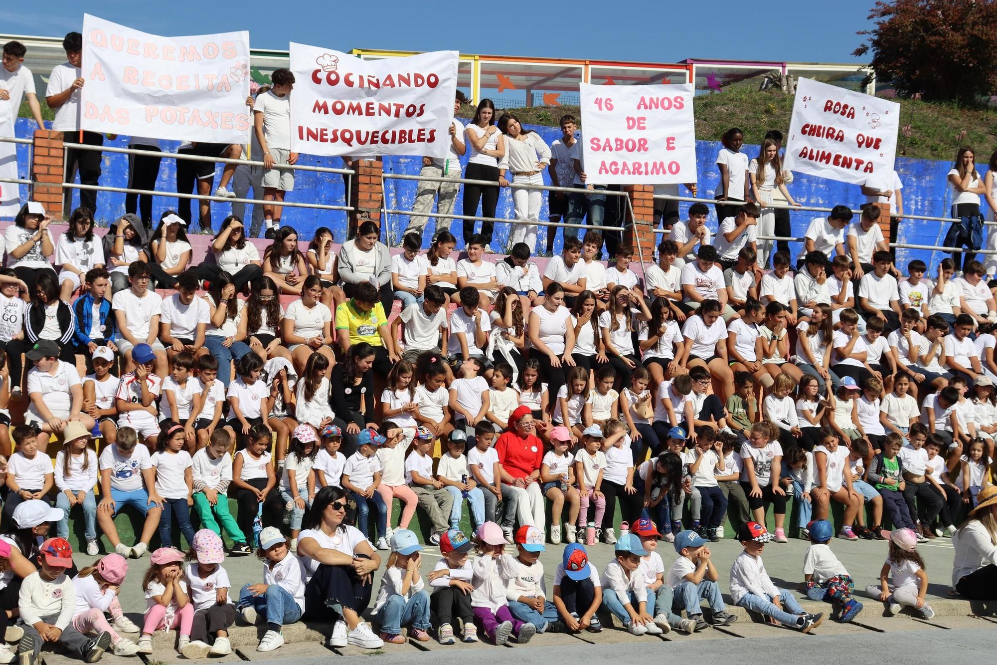 El homenaje a Rosa Isorna Portugués, que se jubila a los 72 años después de 46 ejerciendo como cocinera y «segunda madre» en el CPI Progreso de Catoira.