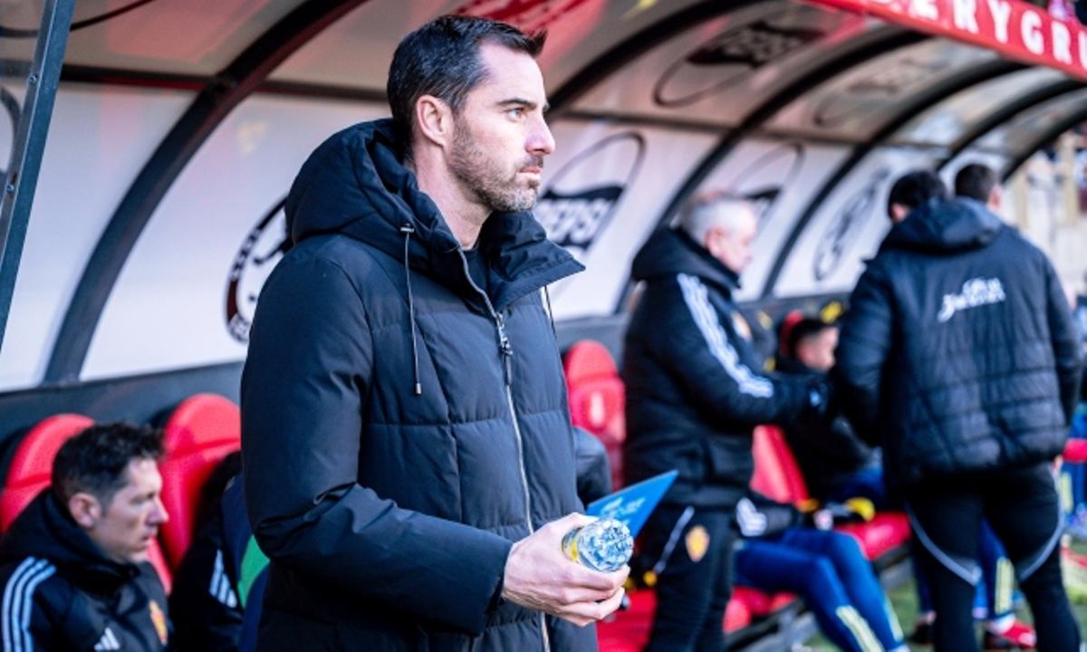 Rubén Sellés, en la banda del Reino de León durante el partido del Real Zaragoza.