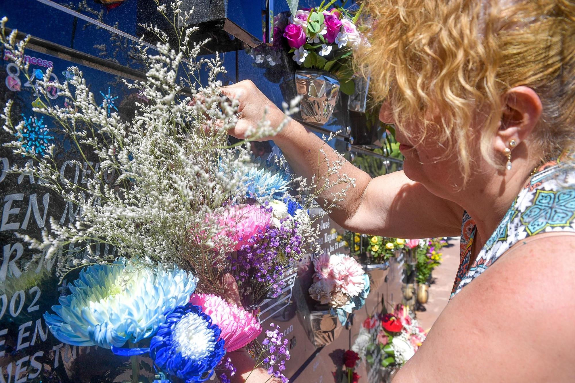 Día de Todos los Santos en cementerios de Gran Canaria